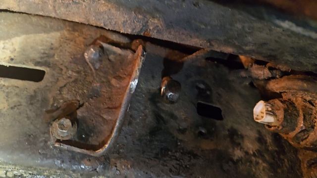 Lexus Lx - замена переднего резрвного 130 барного гидроаккумулятора. особенности замены