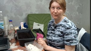 Зарядили дожди. Кто-то слопал редиску. Получили посылку.