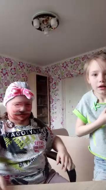 сидим в комнате с призраком пьяного ежика