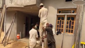 Пакистанцы вручную бурят скважины для воды. Всё как 200 лет назад