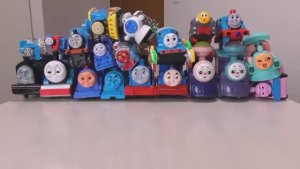 Для детей.  Паровозик Томас и его друзья! Играем паровозиками.