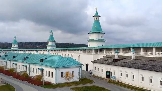 У надвратной церкви Новый Иерусалим. 1 ноября