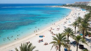 Гена помог Вике вытереться и намазал ей спину кремом, это я сфотографировал автоматически...