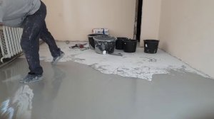 Процесс выравнивания наливным полом