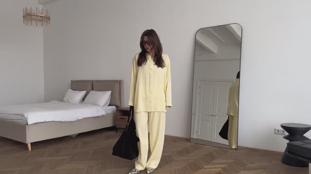 Костюм в лимонном цвете