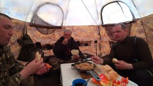 ОКУНЁВЫЙ БЕСПРЕДЕЛ, КЛЮЁТ НА ВСЁ И В КАЖДОЙ ЛУНКЕ! ЖИВЁМ НА СЕВЕРЕ В ПАЛАТКЕ \ КАША ХОРОША часть 10.