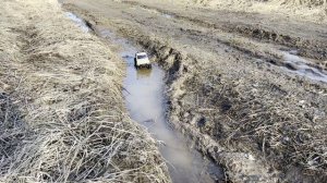Джип на больших колесах на пульте по грязи и лужам