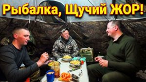 Трофейные щуки по последнему льду. Лёд тает на глазах. Второй день рыбалки на озере.