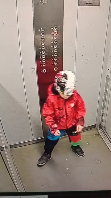 пацанчик отжигает в лифте