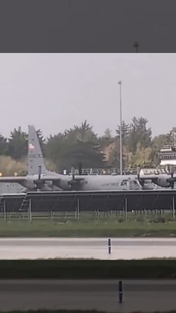 Военный самолёт США повредили топором