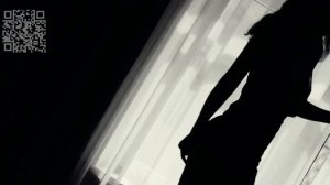 Девушка  на кровати