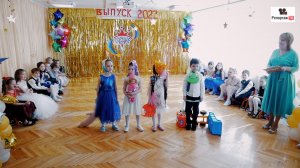 Малыши пришли поздравить Выпускников - младшая группа читает стихи старшей видеосъёмка праздников