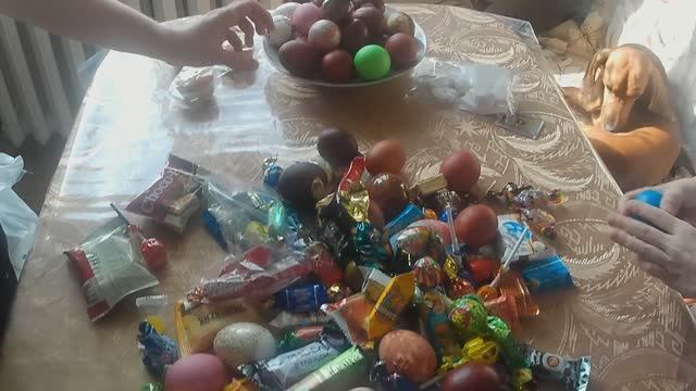 Христосовались с соседями. Распаковка, сколько пасхальных угощений собрали.