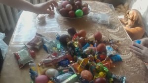 Христосовались с соседями. Распаковка, сколько пасхальных угощений собрали.