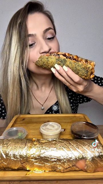 Хрустящие жареные суши мукбанг #mukbang #sushi #tiktokfoodie