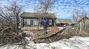 Расчищаю территорию перед домом. Обрезал яблоню и кусты. Обед с отцом. Прогулка по деревне. #дом