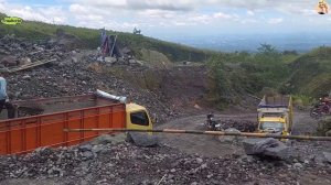 Строительство, шахтёры копают песок, обзор карьера