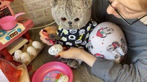 БАСИК, ПУХЛЯ и Хозяйка красят яйца на Пасху / Семейка Басиков и Мисс Фаина