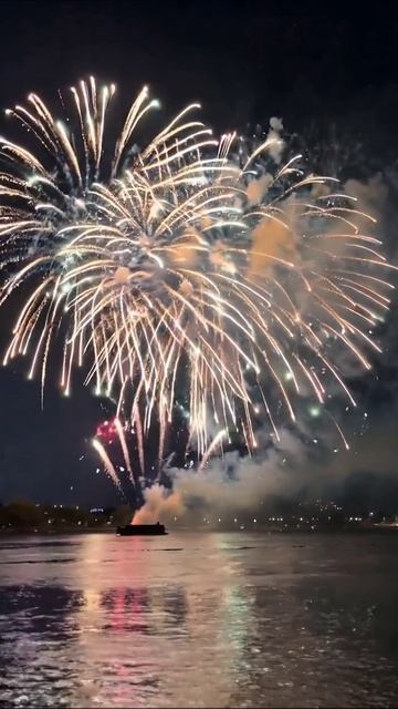 Красочные фейерверки над рекой #фейерверки #ночь #праздник