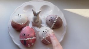 Украшаем яйца на пасху с детьми. Яйца - кролики. Веселые видео для детей.