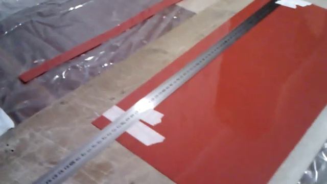 №81- Нарезаю шторки элеронов и рулей высоты .