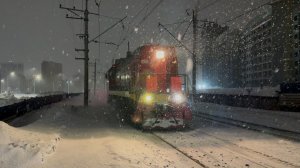 «В сильный снегопад!» Тепловоз  ТЭМ18ДМ-1028 следует резервом по перегону, 2026 год
