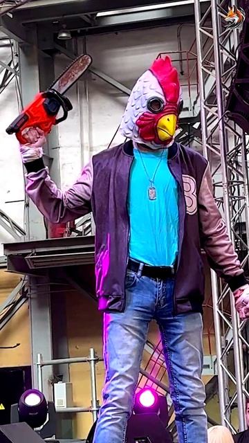 Протагонист игры Hotline Miami Джекет размахивает бензопилой