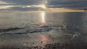 Встречаем рассвет на море и шум прибоя.