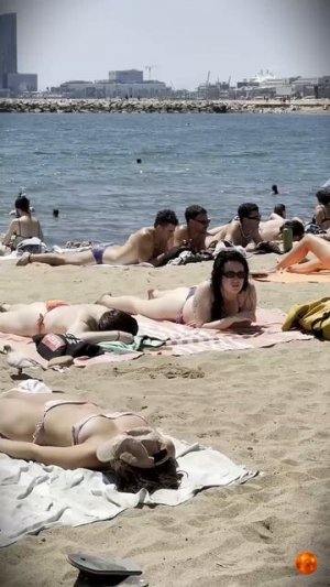 #Shorts Летний отдых на пляже в Испании. Барселона.