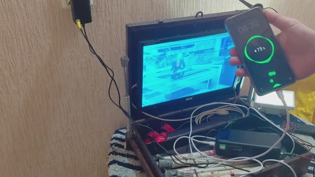 Телевизор на природу с прожектором и быстрыми зарядками для телефона.