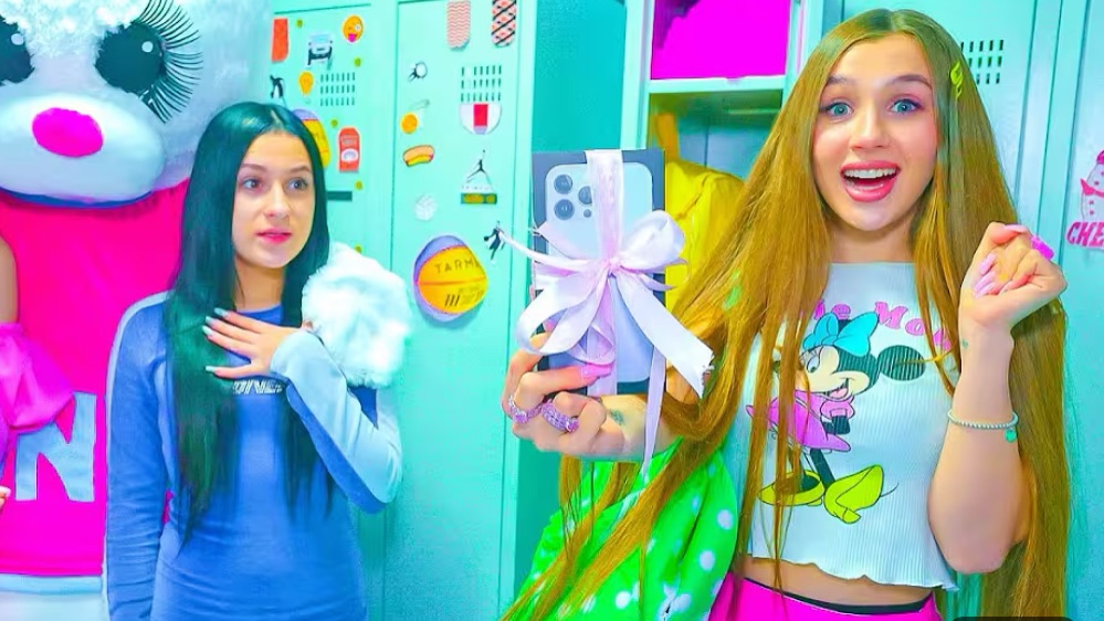 ДИАНА В ШКОЛЬНОМ ШКАФЧИКЕ НАШЛА НОВЫЙ 13 АЙФОН!!! КТО ИСПОЛНИЛ МЕЧТУ ДИАНЫ?