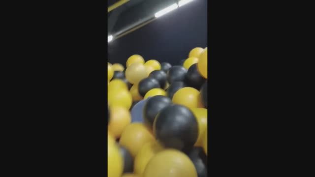 Сальто в бассейн с шариками от первого лица.