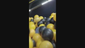 Сальто в бассейн с шариками от первого лица.