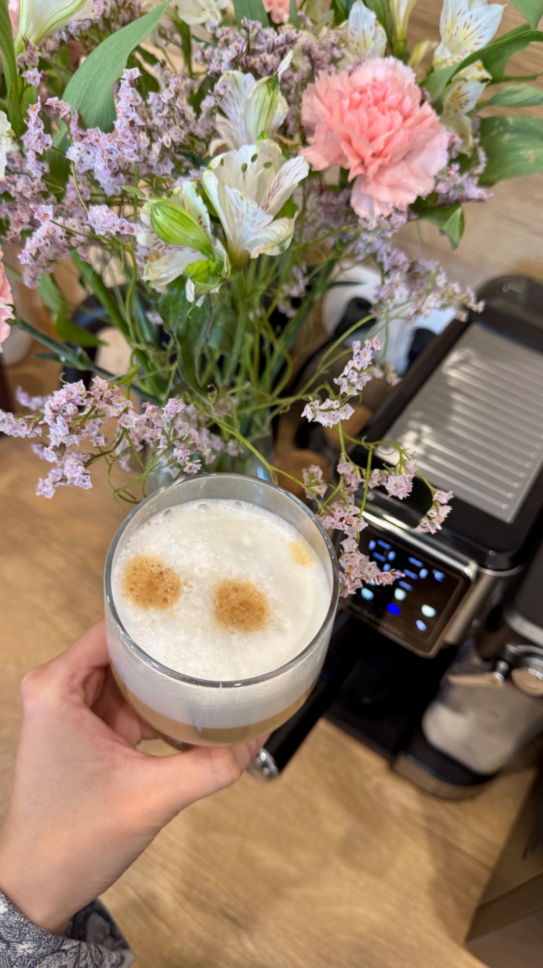 Когда не выспалась, но у тебя есть кофе — и жизнь налаживается 🤭