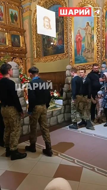 На Западной Украине теперь такое в церквях - норма