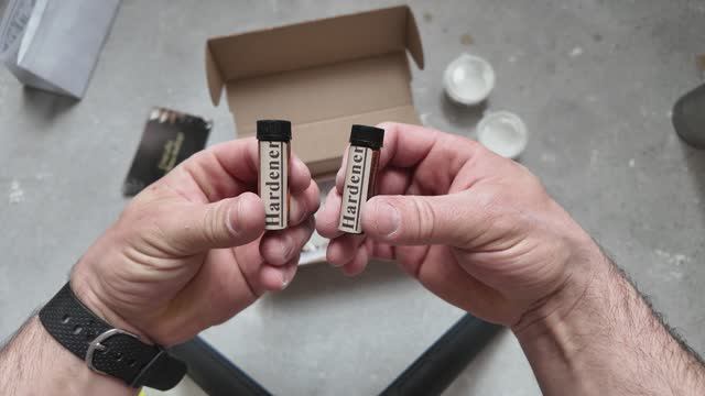 Ремонт трещины или скола на акриловой ванне или раковине.