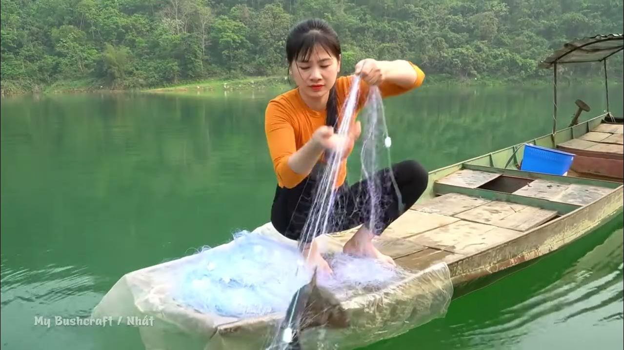 На озере, гребу и забрасываю сеть, чтобы поймать рыбу. Нхат.