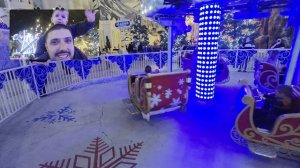 катается карусель