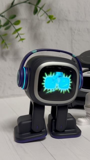 Робот Emo меняет лампочку