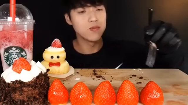Мукбанг пирожные и клубника Еда на камеру