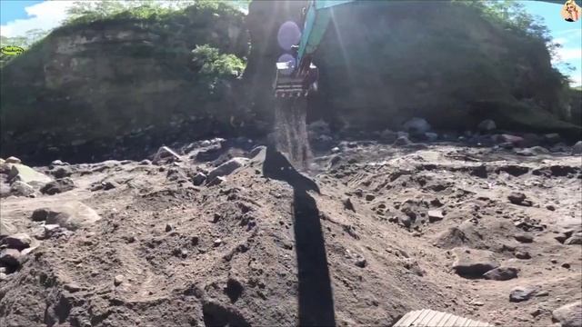 Строительство, экскаватор копает песок