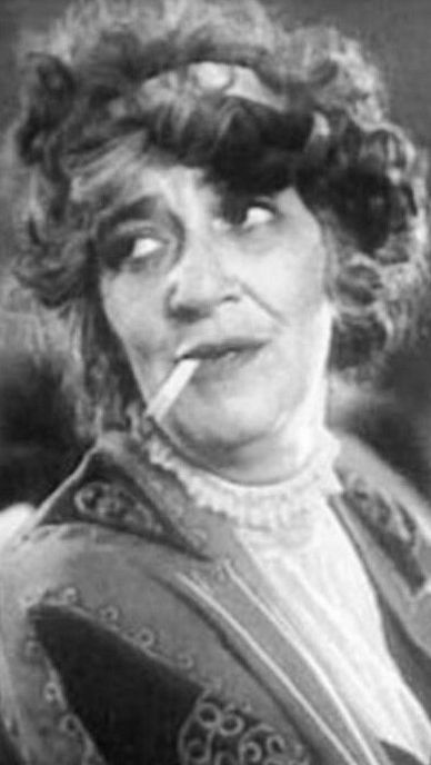 ФАИНА РАНЕВСКАЯ. Балерина, сморщив носик...