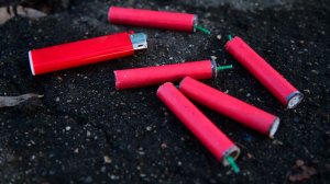 Момент взрыва петарды, при котором мальчик лишился пальцев, попал на видео