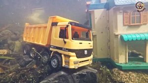 Мультик про машинки. Погрузчик и Грузовичок убираются на дней Реки. МанкиМульт