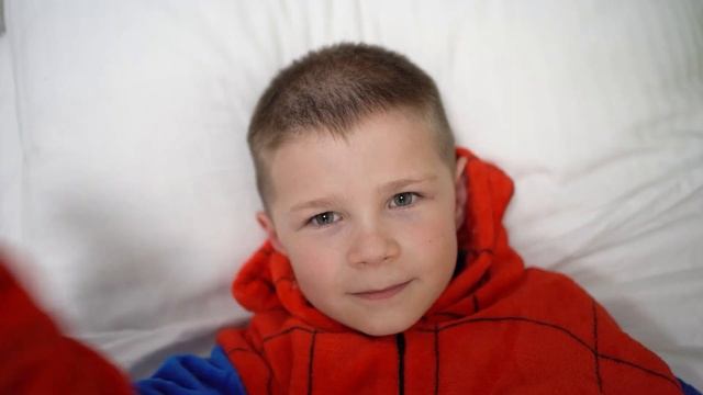 101 Ребенок отнял большой леденец у мамы и побежал в комнату облизывать