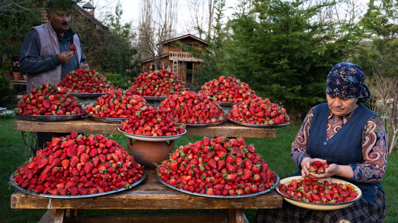День деревенской выпечки – Сладкий клубничный пирог с домашним джемом
