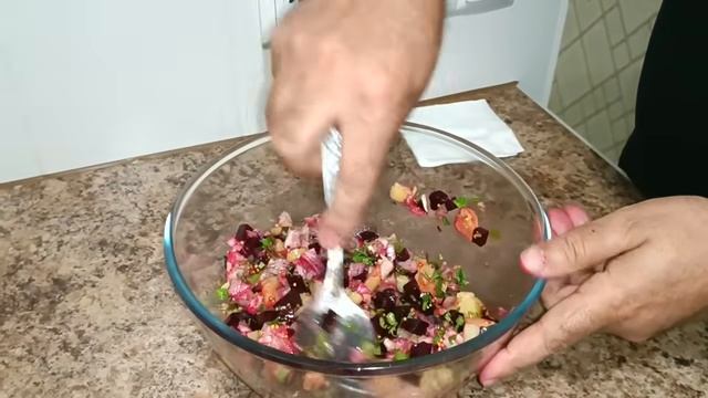 Вкусный и простой салат из скумбрии.