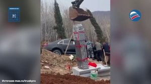 Мужчина захоронил свой Mercedes рядом с умершим родственником в Китае