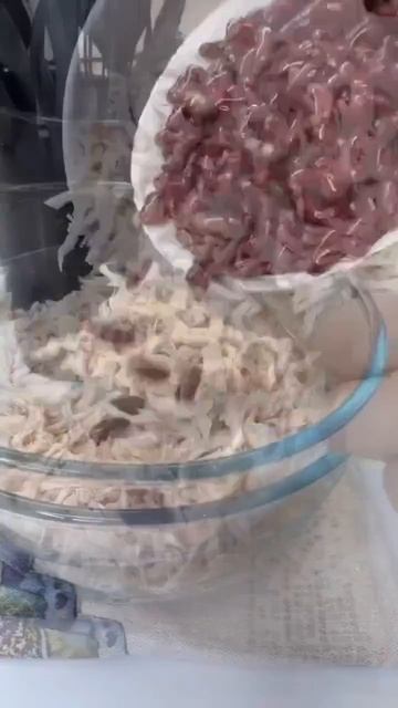 Салат из трёх ингредиентов  Сытный простой и очень быстрый вариант на каждый день.