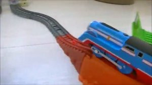 Разные паровозики Томас и его друзья для детей. Играем железной дорогой. #дети #видеодлядетей